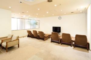 a waiting room with chairs and a flat screen tv at Marroad Inn Hachioji in Hachioji
