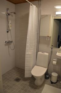 Un baño con inodoro, ducha y lavabo. en Haven Homes, Aurora Haven, en Rovaniemi 3 fotos más