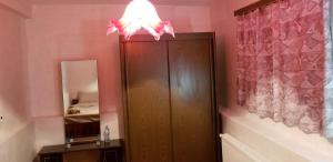 un bagno con un mobile in legno con una luce sopra di esso di Little Star a Kazbegi