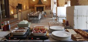 stół z jedzeniem z talerzami i naczyniami w obiekcie Diamant Estate w mieście Paarl