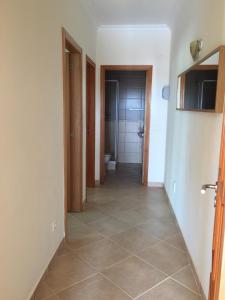 Un pasillo de una habitación con un inodoro y un baño. en Villa vista mar e piscina, en Fuseta 61 fotos más