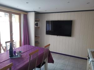 Een TV en/of entertainmentcenter bij Steinbock
