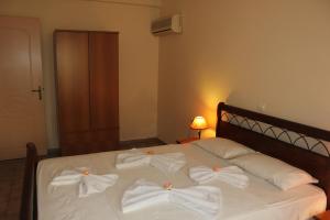 Кровать или кровати в номере El Greco Apartments