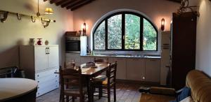 a kitchen with a table and chairs and a window at Nel Chianti lungo la Francigena in Colle Val D'Elsa