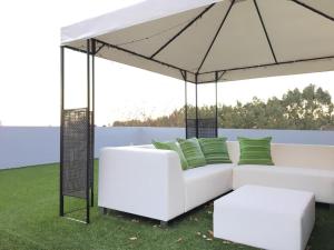 un divano bianco sotto una tettoia su un prato di “Villa Nena” Rural Chill Out House a Moya