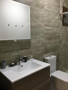 bagno con lavandino bianco e servizi igienici di “Villa Nena” Rural Chill Out House a Moya