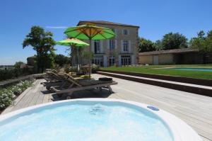 Swimmingpoolen hos eller tæt på B&B La Mirande de Saint-Clar