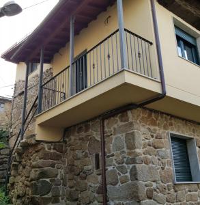 un balcón en el lateral de un edificio en Moreiriña- Bentraces, en Bentraces