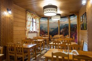Un restaurante u otro lugar para comer en Schronisko PTTK Trzy Korony