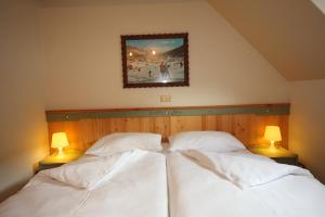 Säng eller sängar i ett rum på Kronau Chalet Resort