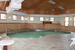 a large swimming pool in a building with a ceiling at Edmore Inn in Edmore