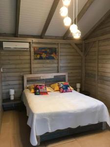 Cama o camas de una habitación en Charmant bungalow au cœur de l’île