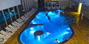 The swimming pool at or close to Jenny home