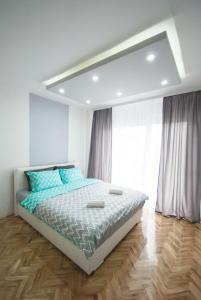 Ένα ή περισσότερα κρεβάτια σε δωμάτιο στο MM Lux Apartment, Novi Sad