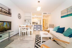 フエンヒロラにあるWell-located 3BDR Apartment in Fuengirolaのリビングルーム(ソファ、テーブル付)
