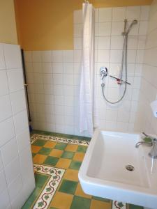 een badkamer met een wastafel en een douche bij Altes Feuerwehrhaus Roßbach in Witzenhausen