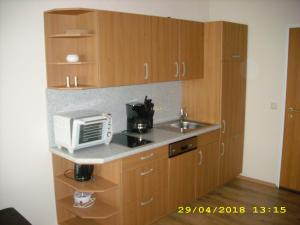 een keuken met een magnetron en een wastafel bij Apartment Meerblick in Holm