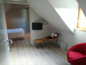 ラギオールにあるAux Caprices d'Aubracのベッドルーム1室(ベッド1台、テーブル、椅子付)