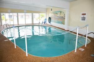 una gran piscina en una habitación grande en Alouette Beach Resort Economy Rooms en Old Orchard Beach