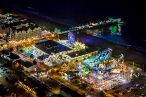 uma vista aérea de um carnaval à noite em Alouette Beach Resort Economy Rooms em Old Orchard Beach