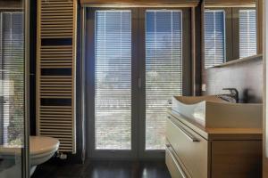 łazienka z umywalką, toaletą i oknami w obiekcie IVY'S CORNER w Luksemburgu