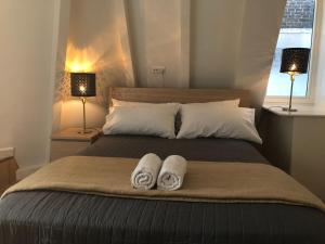 een slaapkamer met een bed met twee handdoeken erop bij A'DAM CENTRE CHIC in Amsterdam