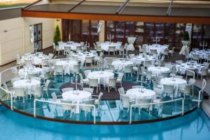 a room filled with white tables and chairs at Hotel Hegsagone Marine Asia in Gebze