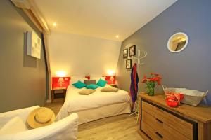 een kleine slaapkamer met 2 bedden en een tafel bij La Malonie in Sarlat-la-Canéda