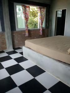 1 dormitorio con 1 cama y suelo a cuadros en Nice View Bungalow en Koh Chang