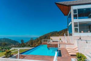 uma vista para uma casa com piscina em Hilldale Retreat em Nuwara Eliya