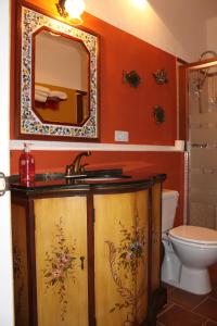 un bagno con lavandino e specchio di Casa Rural La Alfarera a Corral de Calatrava