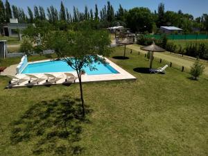 una imagen de una piscina en un patio en Complejo Las Cortaderas en San Rafael