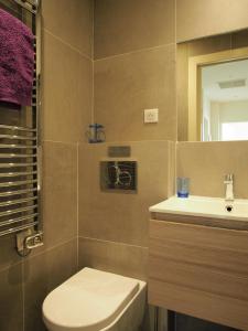A bathroom at Nice Centre - Apartment with balcony and stunning sea view!