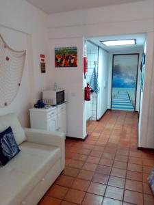 un salon avec un canapé et une vue sur l'océan dans l'établissement Casa do Espadarte, à Sesimbra