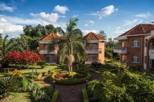 ein Resort mit einer Palme im Garten in der Unterkunft Hotel Chez Lando in Kigali