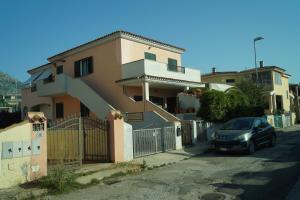 un coche aparcado delante de una casa en Sa Domo de Mannoi, en Orosei