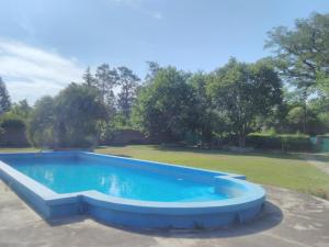 uma grande piscina azul num quintal em ALOJAMIENTO VALLE DE SALTA em Salta