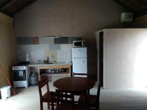 una cucina con tavolo, sedie e frigorifero di Palafito ad Aguas Dulces Altre 21 foto