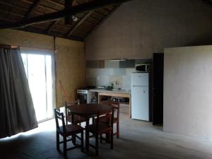 una cucina con un tavolo e sedie in una stanza di Palafito ad Aguas Dulces