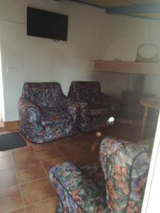un soggiorno con due divani e una TV a schermo piatto di Casa Rural La Alfarera a Corral de Calatrava