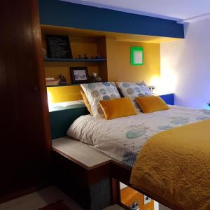 メスにあるStudio - Centre Pompidouのベッドルーム1室(黄色と青色のベッド1台付)