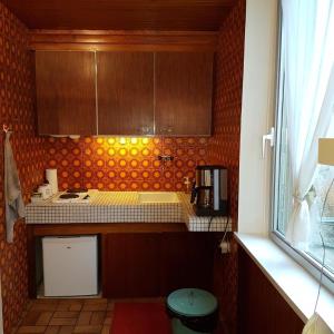 メスにあるStudio - Centre Pompidouの小さなキッチン(オレンジ色のタイル張りの壁)