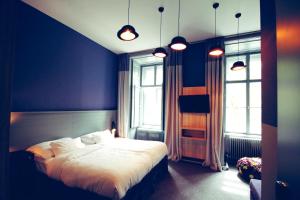 um quarto azul com uma cama e uma janela em Saint SHERMIN bed breakfast & champagne em Viena