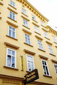 un edificio amarillo con un cartel delante en Saint SHERMIN bed breakfast & champagne en Viena