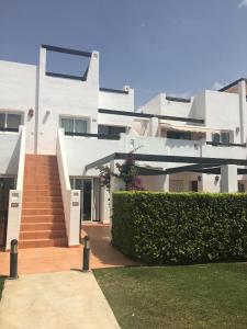 een groot wit gebouw met een trap ervoor bij Jardin 1196 in Alhama de Murcia