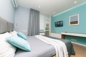 Televízia a/alebo spoločenská miestnosť v ubytovaní Happy apartment, warmth, comfort, turquoise