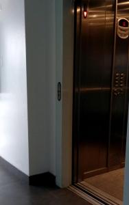 una puerta en una habitación con una pared blanca en Kennedy Park 601 Apartment, en Lima