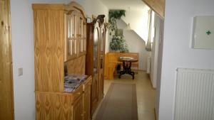 un couloir avec une armoire en bois et une table dans l'établissement Weinhof Gregor Raab, à Unterretzbach
