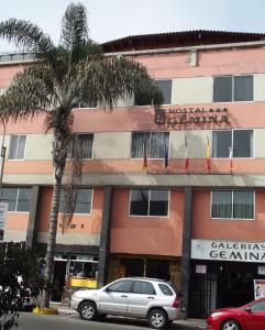 ein Gebäude mit einer Palme davor in der Unterkunft Hostal Gemina in Lima