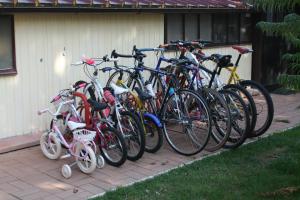 eine Gruppe von Fahrrädern, die neben einem Gebäude geparkt werden in der Unterkunft Casa Biagiotti in Cortona